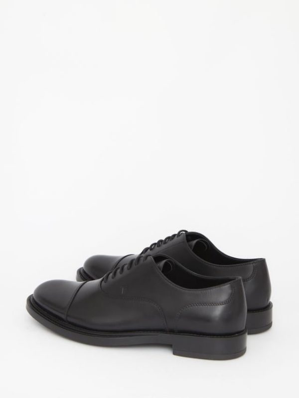 Lace-ups in black leather
